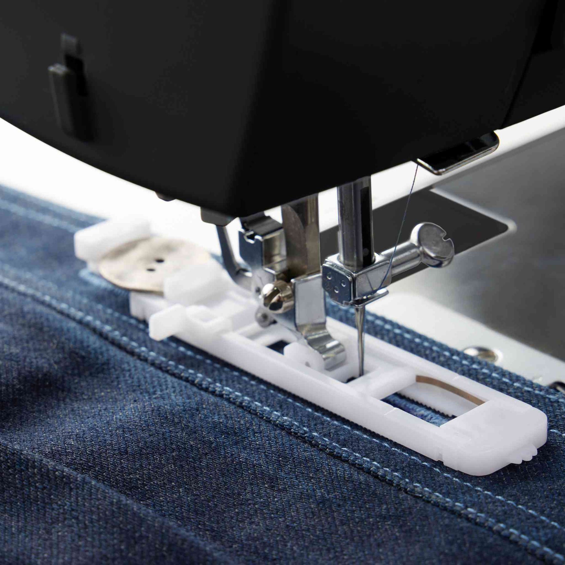 Singer 4432 sewing machine in black showning 1 step buttonhole