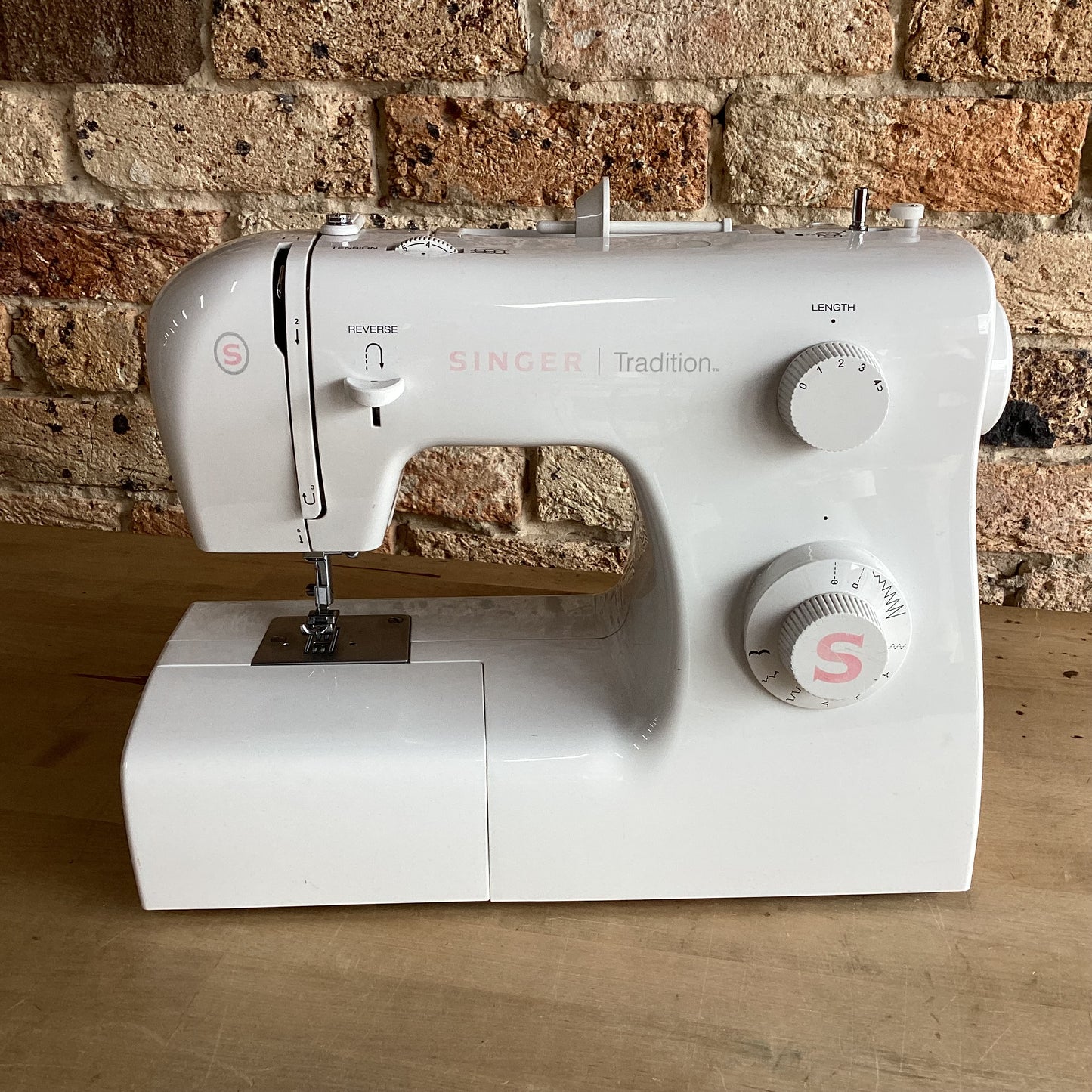 Second Hand SINGER Tradition 2250 Mechanical Sewing Machine