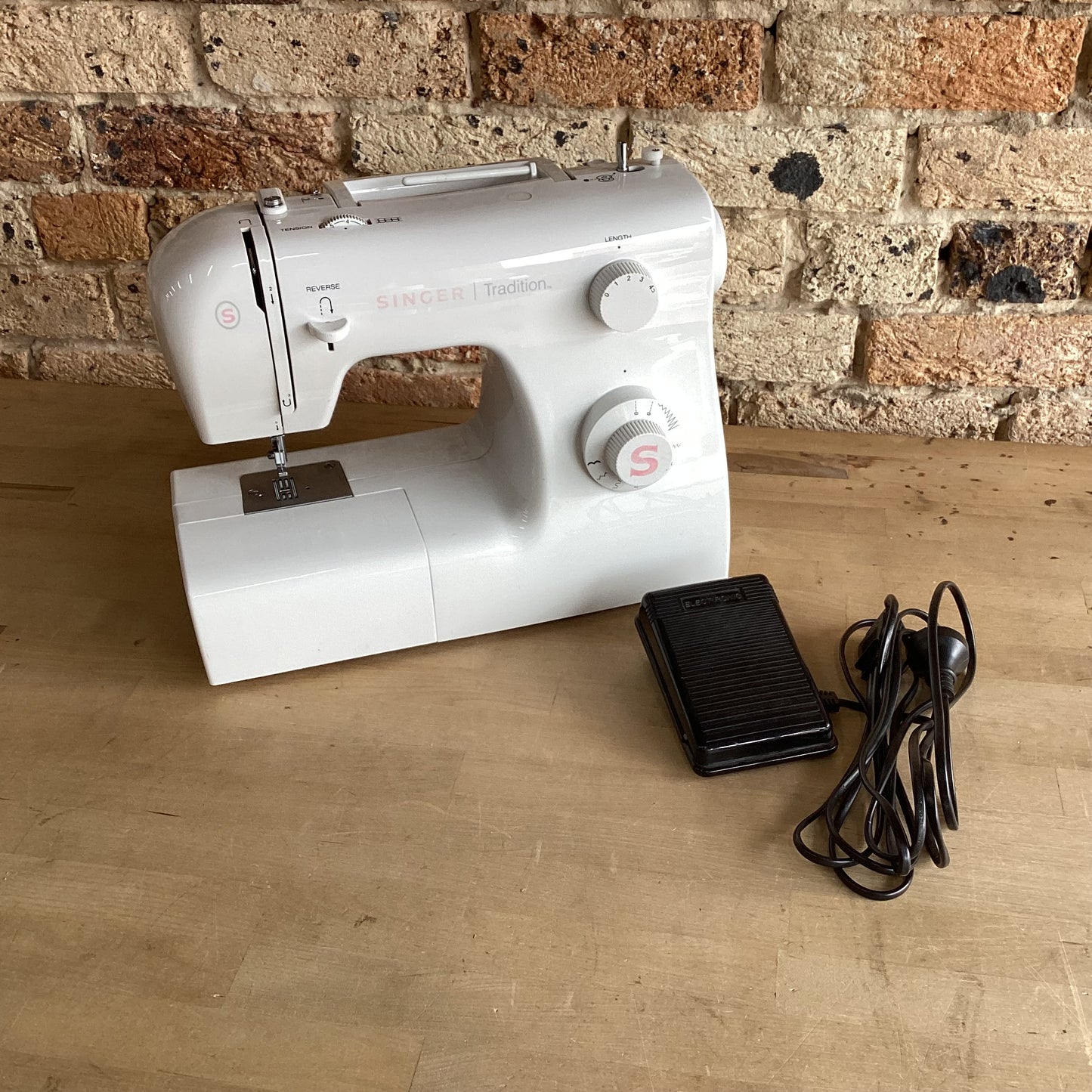 Second Hand SINGER Tradition 2250 Mechanical Sewing Machine