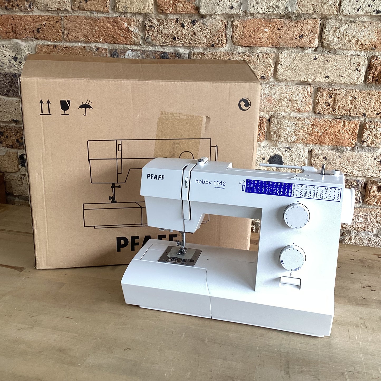 Ex-Display Model PFAFF Hobby 1142 Mechanical Sewing Machine